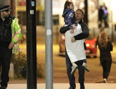 Τα πρωτοσέλιδα της επόμενης ημέρας για την επίθεση στο Μάντσεστερ- Τι γράφει ο Βρετανικός Τύπος